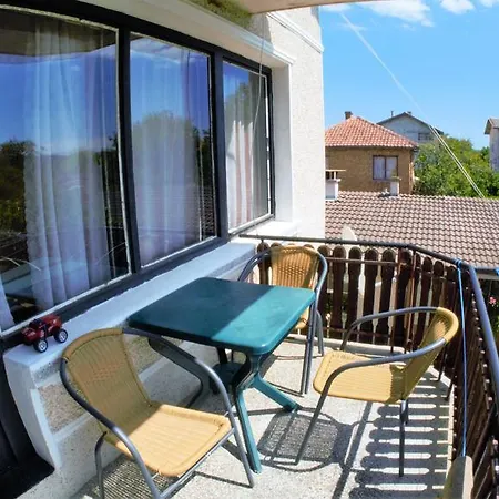 Atanasovi House بيت ضيافة